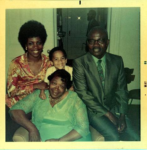 Lenny Kravitz äitinsä ja isovanhempiensa kanssa.