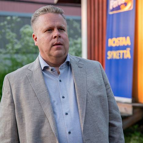 Yrittäjä Tuukka Saimen Vantaan perussuomalaisten vaalivalvojaisissa kuntavaali-iltana.