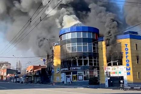 Lähtöpäivän aamuna Novikova taltioi mariupolilaisen ostoskeskuksen tulipaloa.