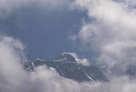 8848 metrin korkeudessa siintävälle Mount Everestin huipulle pääseminen on monen vuorikiipeilijän ja sellaiseksi haluavan unelma.