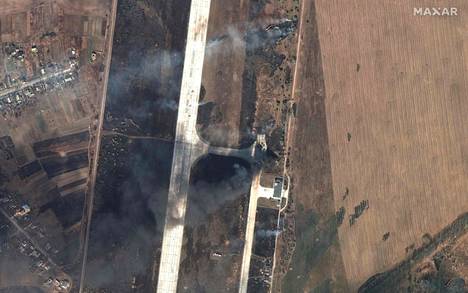 Maxar-yhtiön satelliittikuvassa Hostomelin kentällä savusi yhä 27. helmikuuta.