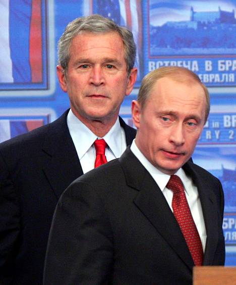 Putin ja Yhdysvaltain presidentti George W. Bush katsovat toimittajia tapaamisensa jälkeen Bratislavassa 24. helmikuuta 2005.