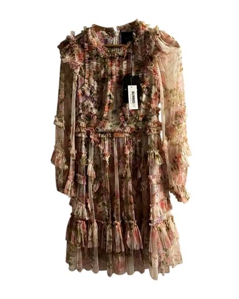 Myös syksyistä röyhelöä löytyy käytettynä. Needle & Threadin mekko on second handia, 143,97 €, Vestiaire Collective.