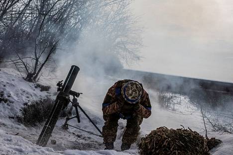 Ukrainalaisjoukot ampuivat etulinjassa Vuhledarin alueella 7. helmikuuta. 