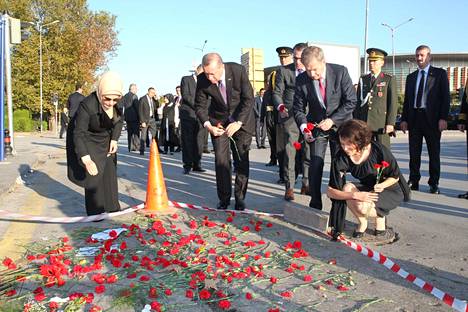 Suomen tasavallan presidentti Sauli Niinistö ja hänen puolisonsa Jenni Haukio laskivat yhdessä Erdoganin kanssa kukat Ankaran terrori-iskun uhrien muistoksi vierailullaan Turkissa vuonna 2015.