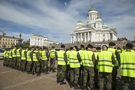 Sadat sotilaat ja poliisit turvasivat valtiollisten hautajaisten kulkua Helsingin kaduilla.