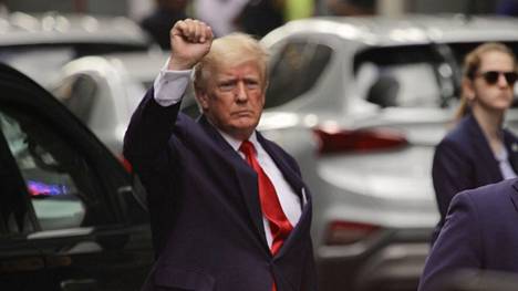 Entinen presidentti Donald Trump kuvattuna Trump Towerin edustalla New Yorkissa keskiviikkona.