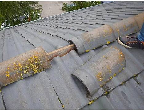 Kattotiilissa havaittiin värivaihtelua ja sammalta. Näyttöä ei kuitenkaan ollut katon poikkeuksellisesta kulumisesta.