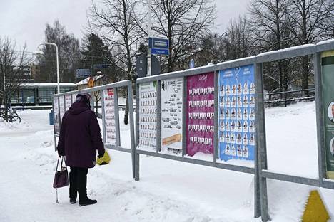 Nainen tarkasteli aluevaalien vaalimainoksia Keravalla 8. tammikuuta. Keravan ja Vantaan alue muodostaa yhteisen hyvinvointialueen.