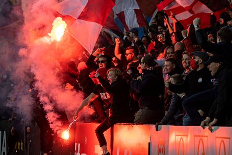 Stadin derby on yksi Veikkausliigan yleisömagneeteista.