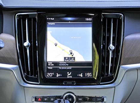 Volvon Sensus -infotainment-käyttöjärjestelmää ja navigaattoria oppii käyttämään parissa päivässä luontevasti. Mustaksi maalattu kiiltävä muovi kerää hanakasti pölyä ja sormenjälkiä.