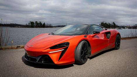 McLarenin katukelpoisessa Arturassa on tehokas hybridivoimalinja. 