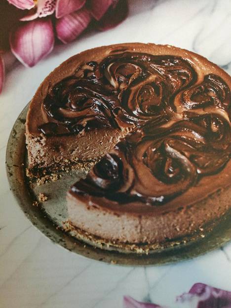 Kakkua kuvataan sanoilla samettisen suklainen.