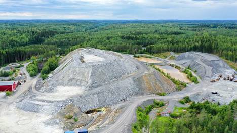 Louhoksen tyhjentämisestä vastaavat Hyvärisen mukaan kaivoksessa toimineet kaivosyhtiöt Dragon Mining ja Outokumpu Mining.