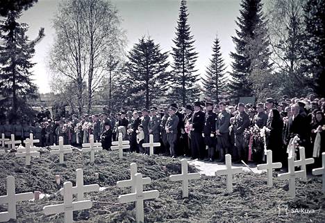 Suomalainen tapa oli tuoda sankarivainajat kotipitäjän multiin. Kuva sankarihautajaisista Joensuusta talvisodan jälkeen 1940.