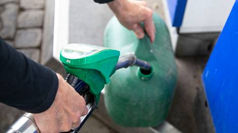 Kalliimpi fossiilinen polttoaine voisi olla kannuste, jolla kansalaiset vähentäisivät bensiini- ja dieselautoilla ajettuja kilometrejä, arvioi VATT.