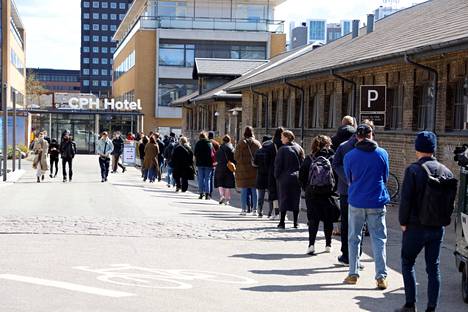 Ihmisiä jonottamassa koronatestiin Kööpenhaminassa viime keväänä. Tuolloin omikronista ei ollut vielä tietoakaan.