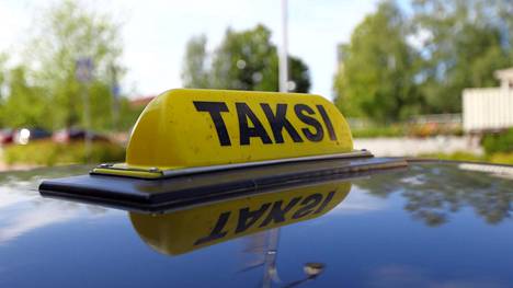 43-vuotias mies kuljetti tunnuksellista taksia Helsingin alueella. Hän poimi uhrit kyytiinsä taksitolppien ulkopuolelta ja kuljetti heidät Lohjalle asuntoonsa, jossa raiskasi heidät.