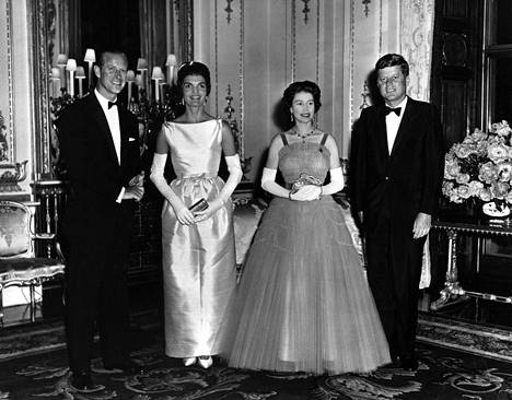 Kuningatar Elisabet ja prinssi Philip tapasivat presidentti Kennedyn ja tämän Jacqueline-puolison Buckinghamin palatsissa kesäkuussa 1961.