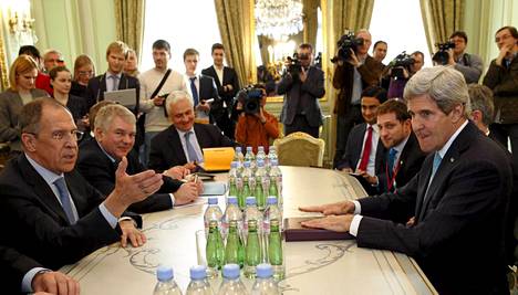 Venäjän ulkoministeri Sergei Lavrov (vas.) tapasi muun muassa Yhdysvaltojen ulkoministeri John Kerryn (oik.) Pariisissa tiistaina. Kerry kehotti Lavrovia tapaanan Ukrainan ulkoministerin. Lavrov lähti kaupungista tiistai-iltana tapaamatta Ukrainan kollegaansa.