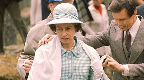 Kuningatar Elisabet tarpois suomalaismetsässä vuonna 1976. Vierailu ei vaikuttanut tekevän häneen kovin suurta vaikutusta.