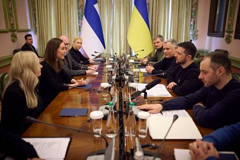 Pääministeri Sanna Marin ja ympäristöministeri Maria Ohisalo tapasivat Ukrainan presidentin Volodymyr Zelenskyin perjantaina Kiovassa.