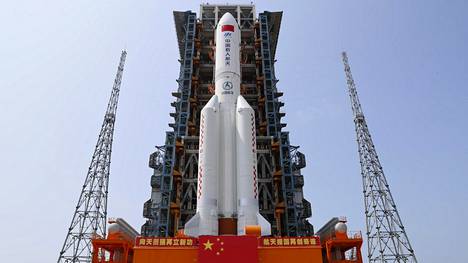 Kiinalainen kantoraketti ennen laukaisua kyydissään avaruusaseman moduuli.