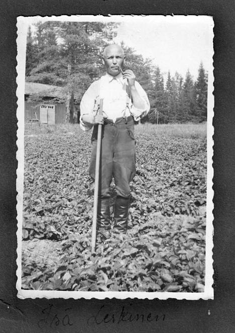 Olavi Leskinen istutti ensimmäiset taimensa kesällä 1916. Kuva 1930-luvulta.