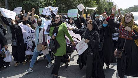 Mielenosoitukseen osallistui kymmeniä naisia Afganistanin pääkaupungissa Kabulissa.