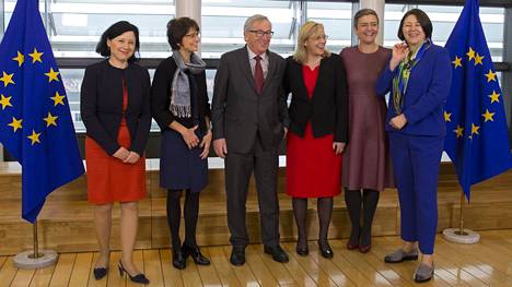 Euroopan komission puheenjohtaja Jean-Claude Juncker poseerasi kuvaajille aiemmin tässä kuussa naiskomissaarien kanssa. Violeta Bulc kuvassa oikeassa laidassa.