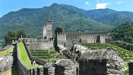 Keskiaikaisten linnojen komistama Bellinzona on Sveitsin eteläisimmän kantonin, Ticinon, pääkaupunki. Kantonin pääkieli on Italia. 
