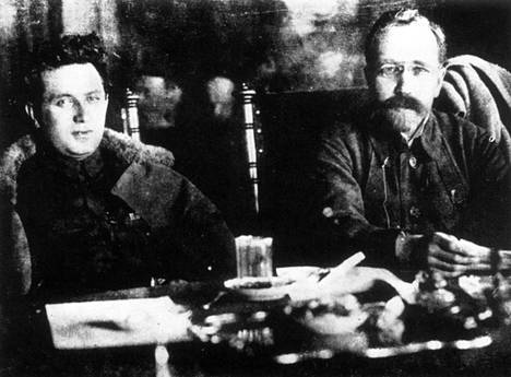 Stalin ammutti kilpailijansa Grigori Zinojevin (vas.) ja Lev Kamenevin.