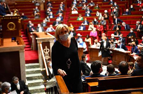 Äärioikeistolaisen kansallisen liittouman edustaja Marine Le Pen poseerasi kuvaajalle parlamentissa tiistaina. Koronapassia koskeva lakimuutos on herättänyt raivokasta vastustusta erityisesti äärioikeiston sekä äärivasemmiston keskuudessa.
