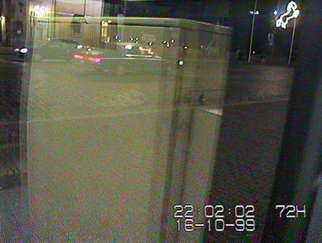 Amerikkalaiselta näyttävä auto tallentui valvontakameraan kello 22:02, kun se ajoi Hämeenkatua itään rautatieaseman suuntaan.