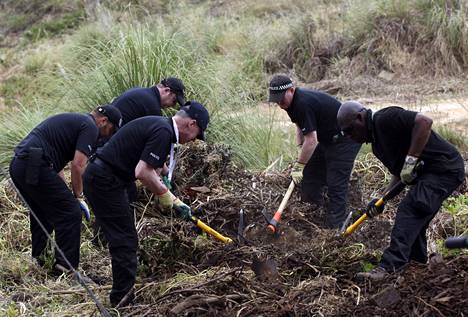 Suur-Lontoon poliisi Scotland Yard tutkimassa mahdollista ruumiin kätköpaikkaa Praia da Luzissa kesäkuussa 2014.