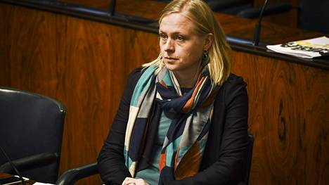 Elina Valtonen (kok) kertoo lopettaneensa tilin vuonna 2015 tarpeettomana.
