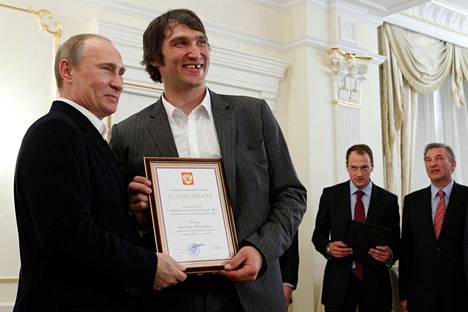 Aleksandr Ovetshkin tunnetaan Vladimir Putinin kannattajana. Yhteiskuva vuodelta 2012.