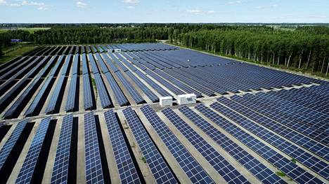Nurmossa Atrian tehtaan pihalla on yksi pohjoismaiden suurimmista aurinkoenergiapuistoista.