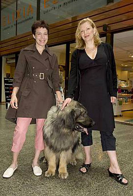 Tuire Kaimio koulutti ja Kaisa Rastimo ohjasi Myrsky-elokuvan 70 koiranäyttelijää.