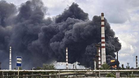 Öljynjalostamo paloi sunnuntaina Lysytshanskin kaupungissa Donbassin alueella.