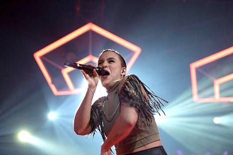 Sandhja edustaa Suomea euroviisuissa menevällä Sing It Away -kappaleella.