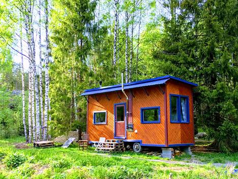 Ville Aho etsii kumppaninsa kanssa talolle rauhallista ympäristöä, jossa voi viettää suomalaista mökkielämää.