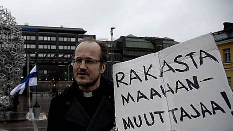 Pappi ja kirjailija Kai Sadinmaa ilmaisi mieltään turvapaikanhakijoiden puolesta mielenosoituksessa, jossa vastustettiin ”hallitsematonta” maahanmuuttoa.
