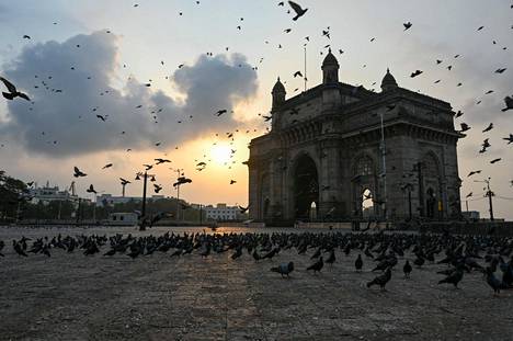 Koronarajoitukset ovat tyhjentäneet normaalisti ihmisiä kuhisevan Gateway of India -monumentin ympäristön Mumbaissa. Kuva keskiviikolta.