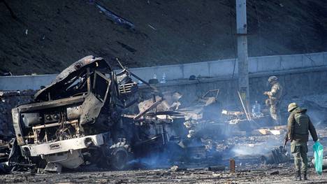 Tuhoutunut ajoneuvo Kiovassa.