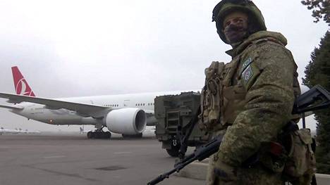 Venäläinen CSTO-sotilas valvoi Almatyn lentokenttää Kazakstanissa.