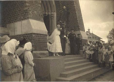 Ragnin ja Nikolain häät olivat tapaus Kotkassa vuonna 1916. Kotkan kirkon portaille kerääntyi yleisöä seuraamaan näyttävän parin poistumista kirkosta.