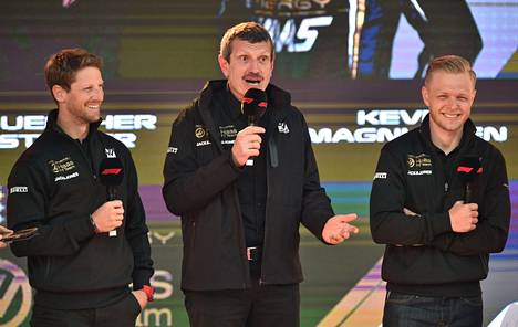 Haasin tallipäällikkö Günther Steiner (kesk.) esiintyi ennen kauden avauskisaa formulafaneille tallin kuljettajien Romain Grosjeanin (vas.) ja Kevin Magnussenin kanssa.