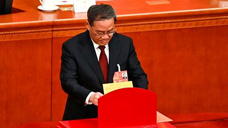 Li Qiang äänesti kansankongressin istunnossa lauantaina Pekingissä.