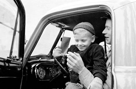 Poika leikki tupakalla vuonna 1958.